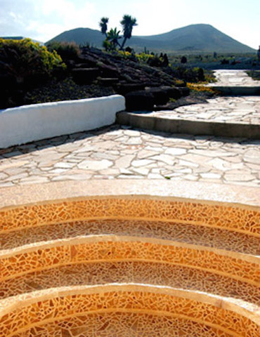 Casa Dominique: Salida del salón y vista al volcán, montaña Cavera