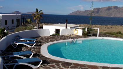 Casa Dominique: La piscina y la isla de la Graciosa