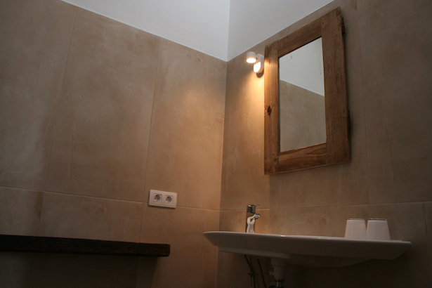 salle de bain de la chambre centrale casa del pueblo